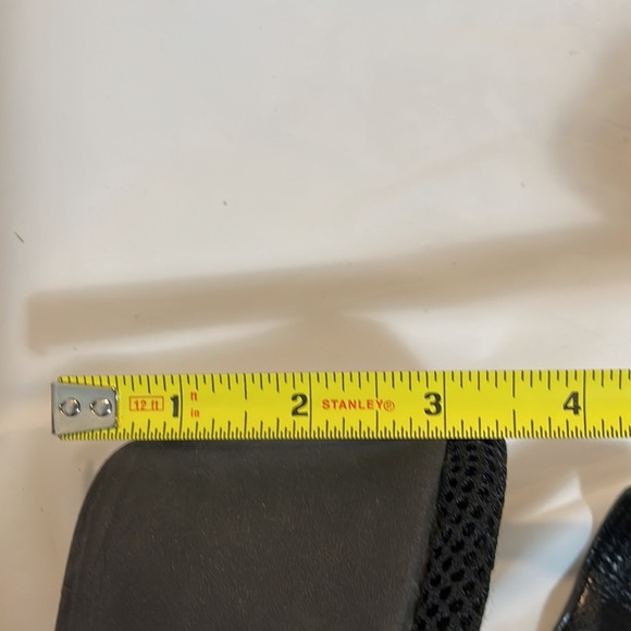 Easy spirit black raised heal with elastic closures  Size 7.5- like new - Picture 9 of 11